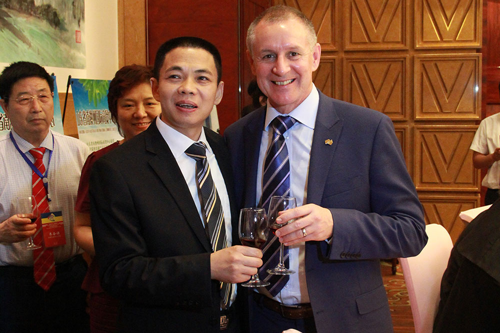 Mr. Qin Changling, Chairman of Qin Gong International Group, met with Mr. Jay Weatherrill , Governor 