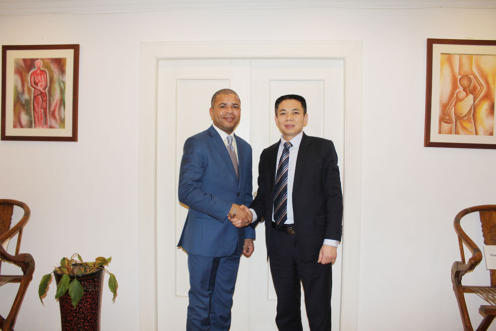 Chairman Qin Changling met with Mr. Masambi, the Minister Plenipotentiary of Mozambique in China. w