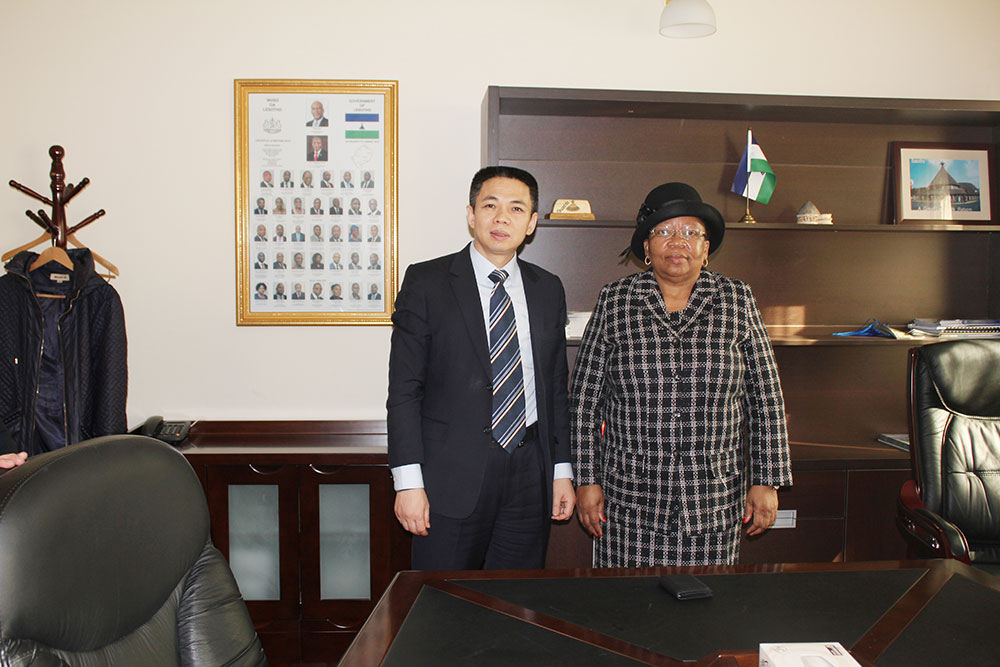 Chairman Qin Changling met with Lesotho Ambassador to China Ms. Enzini in the Lesotho Embassy in Chin